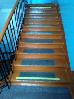 Верхние и нижние ступени лестниц выделены контрастным (желтым) цветом